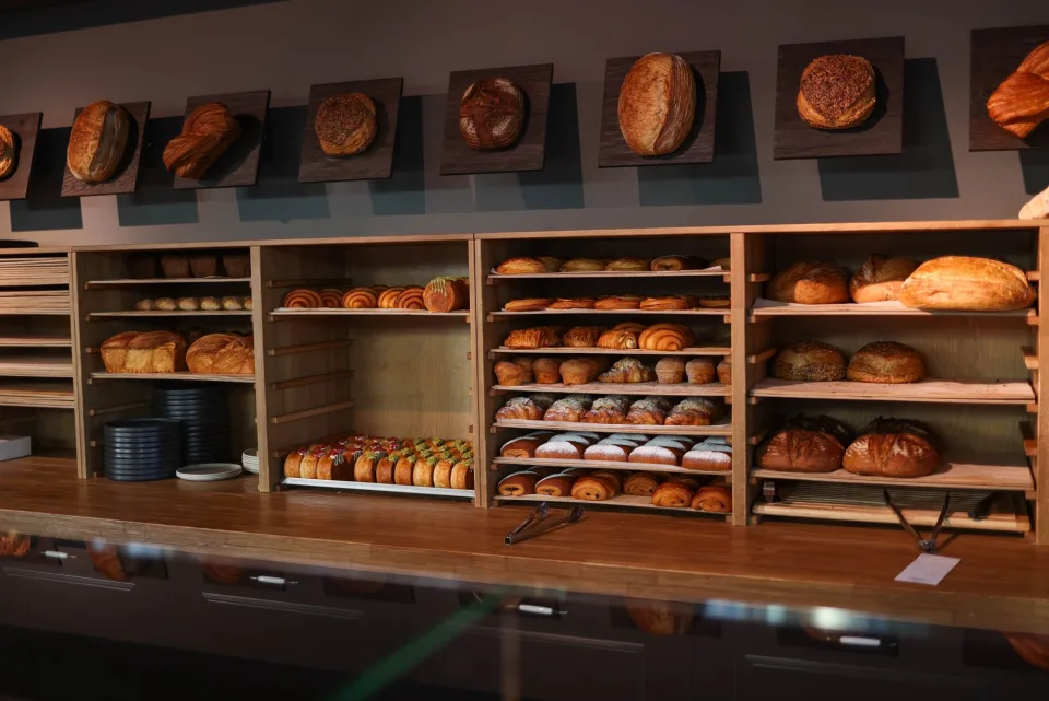 Khay bánh mì mới ra lò